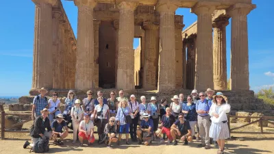 20221005_132510: Die Reisegruppe vor dem Tempel in Agrigent (Foto: Wolfgang Arnold)