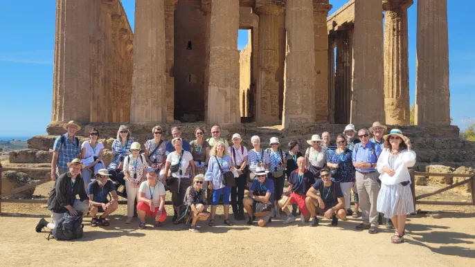 20221005_132510: Die Reisegruppe vor dem Tempel in Agrigent (Foto: Wolfgang Arnold)